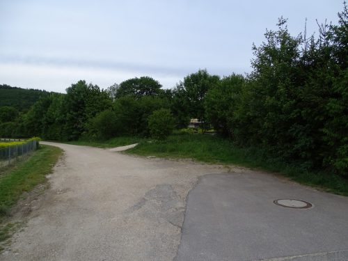 Bahnwärterhäuschen heute vor den Gleisen